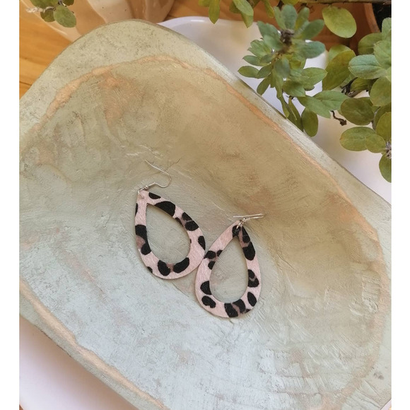 Faux Fur Cheetah Hollow Out Teardrop Dangle Earrings - Picture 2 of 9